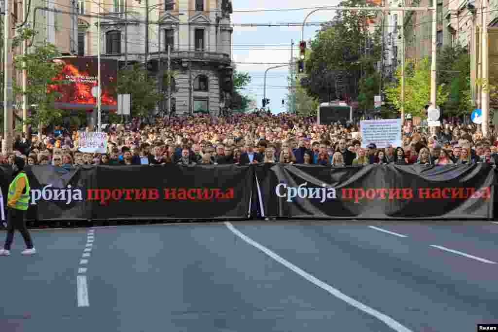 Oni su nosili transparent &quot;Srbija protiv nasilja&quot;, a kako je najavljeno u pozivu, na protestu nema stranačkih obeležja, Beograd, 8. maj.