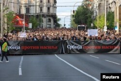Slogani "Serbia kundër dhunës" gjatë protestës në Beograd të Serbisë, 8 maj 2023.