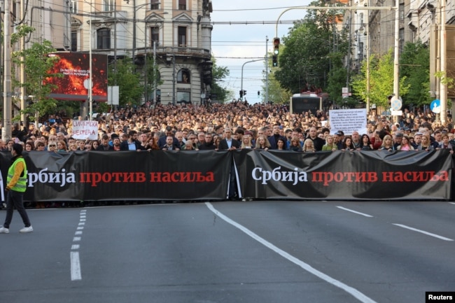 Slogani "Serbia kundër dhunës" gjatë protestës në Beograd të Serbisë, 8 maj 2023.