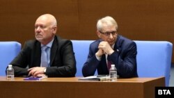 Министърът на отбраната Тодор Тагарев и премиерът Николай Денков в пленарната зала
