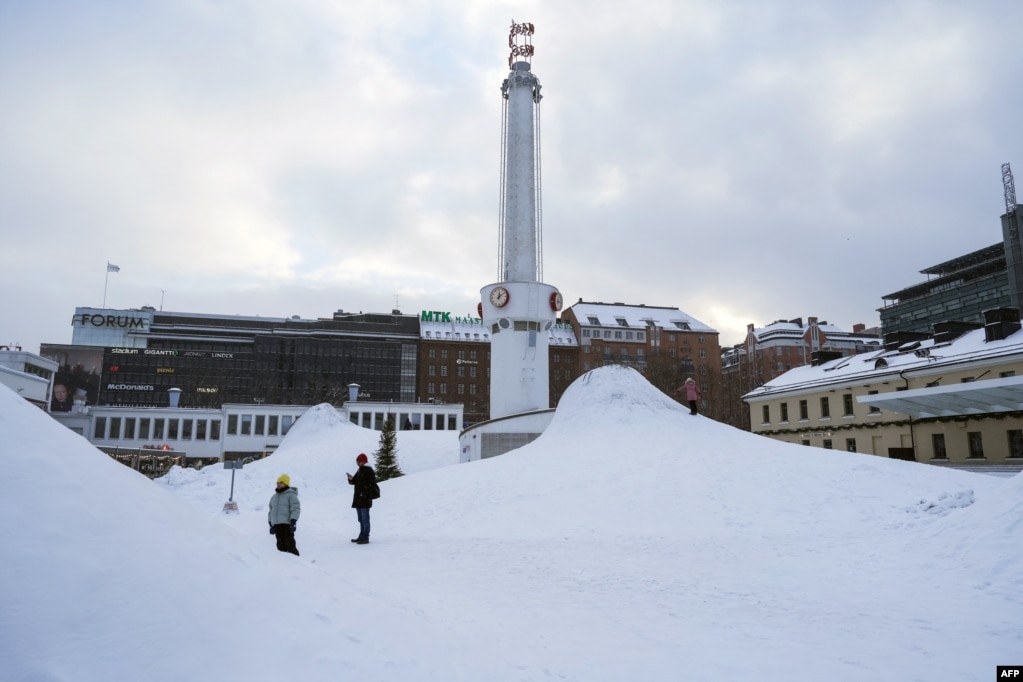 Njerëzit qëndrojnë në një zonë të mbuluar me borë në kryeqytetin finlandez, Helsinki, më 3 janar 2024, ndërsa acari goditi vendin. Temperaturat në Helsinki pritet të arrijnë deri në -20°C në ditët në vijim.