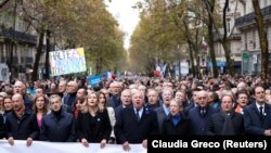 Predsjednica Narodne skupštine Yael Braun-Pivet, premijerka Elisabeth Borne, predsjednik Senata Gerard Larcher i bivši predsjednici Francuske Francois Hollande i Nicolas Sarkozy tokom demonstracija u Parizu, 12. novembar 