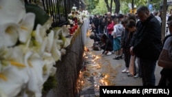 Osmoro dece i radnik obezbeđenja ubijeni su u sredu u oružanom napadu 13-godišnjeg učenika u beogradskoj Osnovnoj školi "Vladislav Ribnikar" (Na slici: Građani odaju poštu stradalima u Beogradu)