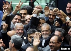 Ismail Hanije (dole levo) pored iranskog predsednika Masuda Pezeškijana na ceremoniji inauguracije, Teheran, 30. jul 2024.