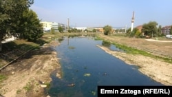 Pogled sa mosta na polu-suho korito rijeke Željeznice u sarajevskoj Opštini Ilidža. Sarajevo, 29. august 2024. godine