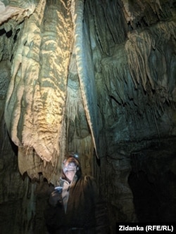 Huge draperies of stalactite descend from the ceiling of the hall.