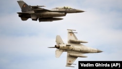 Avionë ushtarakë F-16 duke fluturuar mbi një bazë ajrore në Rumani më 13 nëntor 2023. 