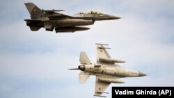 Romanian air force F-16 fighter jets fly above the Baza 86 military air base. (file photo)