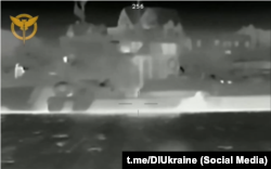 Скриншот с видео атаки украинских морских дронов на российские военные катера, 10 ноября 2023 года