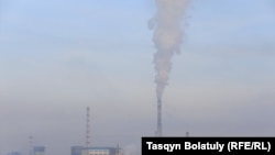 Дым, поднимающийся над ТЭЦ Усть-Каменогорска. 27 ноября 2023 года