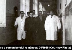 Dictatorul Nicolae Ceauşescu vizitând un spital din perioada comunistă, în 1965.
