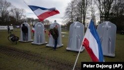 Zastave Holandije okrenute naopačke na protestima u Hagu, 11. mart 2023. 