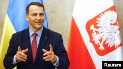 Міністр закордонних справ Польщі Радослав Сікорський зробив заяву про присутність військових з країн НАТО в Україні