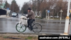 Aşgabat. Tigirlik adama. Bezeg suraty