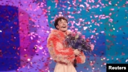 Švajcarski izvođač Nemo nakon što je njegova pesma izabrana za najbolju Pesmu Evrovizije, Malme, Švedska, 11. maj 2024. 