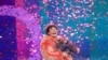 Nemo duke mbajtur në dorë lule pasi u shpall fitues i Eurovisionit 2024, 11 maj 2024.