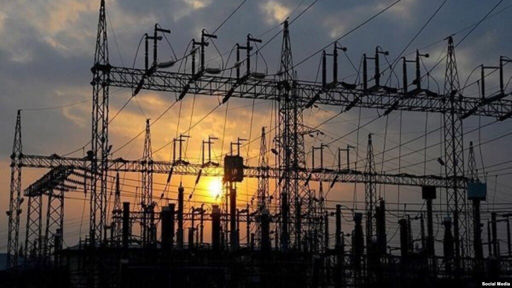 ایران از جمهوری آذربایجان، ارمنستان و ترکمنستان برق وارد کرده و به عراق و پاکستان برق صادر می‌کند