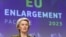 Președinta Comisiei Europene, Ursula von der Leyen, la conferința de presă cu Comisarul European pentru Vecinătate și Extindere, Oliver Varhelyi, la Bruxelles, Belgia, 8 noiembrie 2023