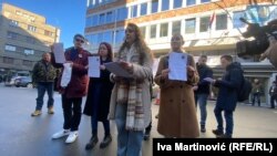 Studenti okupljeni u neformalnu grupu "Borba – studenti protiv nasilja" ispred zgrade RTS-a predaju zahtev za gostovanje u informativnom program te televizije, 16. januara 2024, Beograd. 