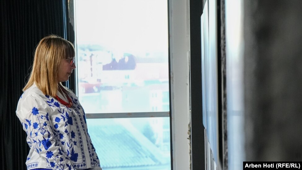 Gazetarja ukrainase, Lyudmila Makey, duke shikuar fotografitë e ekspozuara në Hotelin Grand.