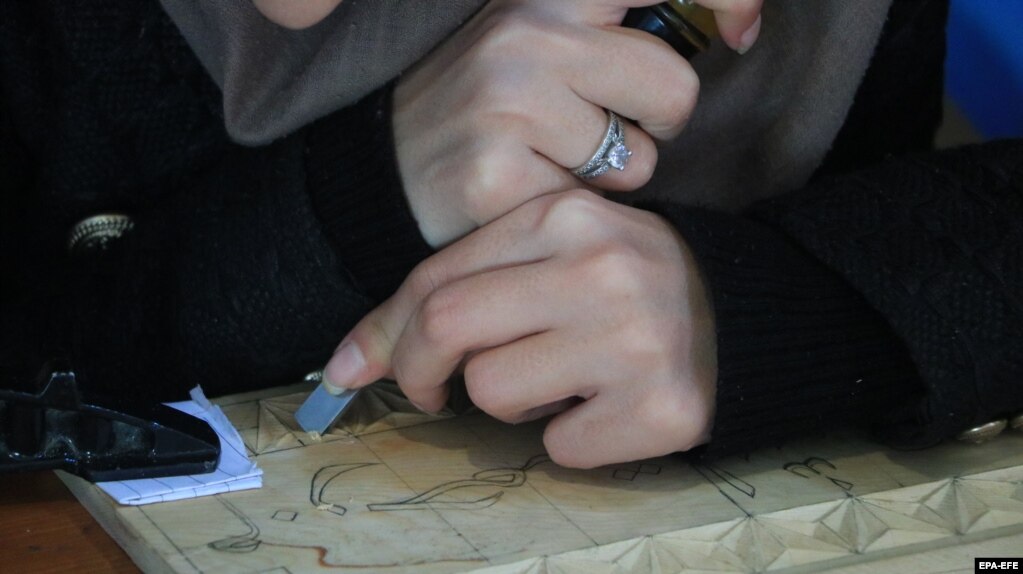 Gli intagli vengono eseguiti a mano con l'utilizzo di uno scalpello.  Lo stile tradizionale e secolare dell'intaglio del legno nuristani prende il nome dalle persone che occupavano la regione del Kafiristan, o "Terra degli infedeli", o "terra degli infedeli".  così chiamata perché la maggior parte degli isolati abitanti che realizzarono le antiche opere d'arte erano pagani.