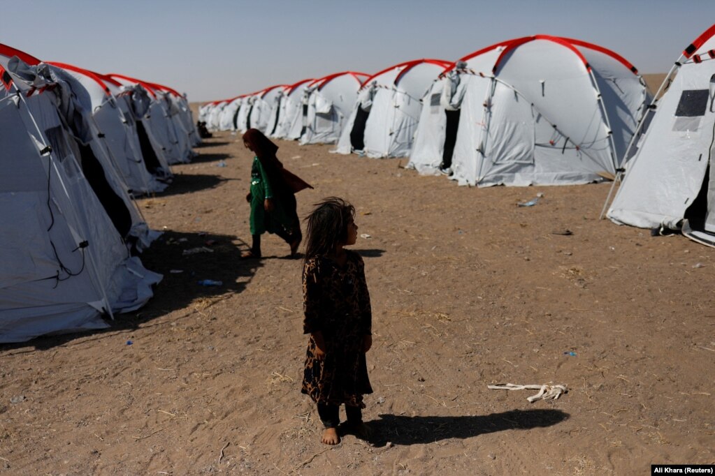 Atefeh, 6 anni, che ha perso il padre e il fratello nel recente terremoto, vive ora in una tenda nel campo della Mezzaluna Rossa vicino a Zindah Jan il 10 ottobre.