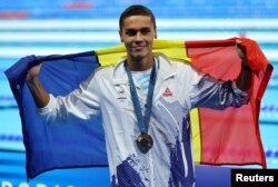 David Popovici și-a sărbătorit bronzul, după ce a concurat împotriva chinezului Zhanle Pan, care nu doar că deținea recordurile olimpic și mondial la 100m liber, dar și-a doborât propriul record mondial în cursa finală.