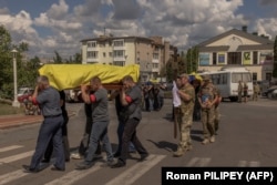 Похоронна процесія шістьох українських військовослужбовців, які загинули під час наступу на російський прикордонний район Курської області РФ, 15 серпня 2024 року