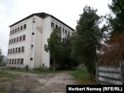 Clădirea de trei etaje a fostului cămin-spital, văzută de la poartă.