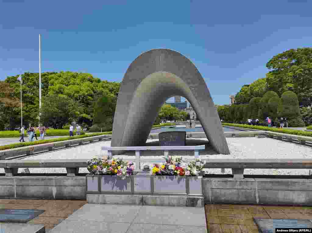 Monumentul construit în memoria victimelor bombardamentului atomic de la Hiroshima este&nbsp; amplasat în mijlocul parcului central din oraș. În permanență este aprinsă o flacără în memoria victimelor bombardamentului. Anual, pe 6 august, aici se strâng liderii japonezi și invitații lor din întreaga lume pentru comemorarea victimelor.