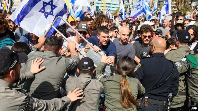 Протестиращи влязоха в сблъсък с членове на израелските сили за сигурност по време на демонстрация в Тел Авив на 1 март 2023 г.
