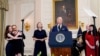 Президент США Джо Байден выступает в Белом доме сразу после обмена заключенными с Россией. Слева - муж Алсу Курмашевой Павел Буторин и их дочери