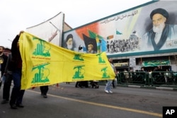 راهپیمایی گروهی از طرفداران حکومت ایران با پرچم حزب‌الله لبنان در حمایت از فلسطینیان، تهران ۲۱ مهر ۱۴۰۲