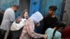 Disa banorë në Gazë kërkojnë strehim nga sulmet ajrore, 6 nëntor 2023.