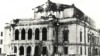 Clădirea Teatrului Național din București avariată de bombardamentele germane din august 1944.