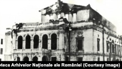 Clădirea Teatrului Național din București avariată de bombardamentele germane din august 1944.