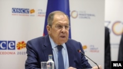 Kryediplomati rus, Sergei Lavrov, gjatë konferencës për media në Shkup të Maqedonisë së Veriut. 1 dhjetor 2023.
