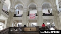 U zgradi Arhitektonskog fakulteta okačeni su plakati koji pokazuju nezadovoljstvo studenata.