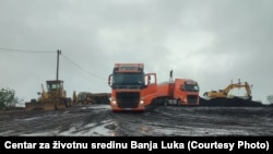 Kamion srpskog transportnog preduzeća "Bowex", fotografisan na utovaru uglja iz Medne kod Mrkonjić Grada, decembar 2022. - mart 2023.
