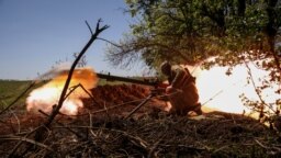 Un soldat ucrainean din cadrul Brigăzii 28 Mecanizată trage cu un lansator de grenade antitanc într-o poziție de front din apropierea orașului Bakhmut, la 3 mai.
