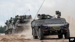 Vojna vozila NATO-a na vojnoj vježbi u Pabradeu, Litvanija, 26. juna 2023.