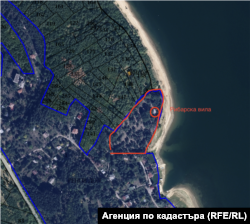 С червен контур са очертани имотът и сградата, които са оградени до брега на язовир "Искър" и има табели, че се владеят от посолството на Русия в България.