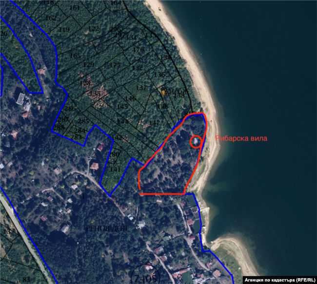  С червен силует са обрисувани парцелът и постройката, които са оградени до брега на язовир 