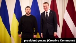 Президент України Володимир Зеленський і президент Латвії Едгарс Рінкевичс (праворуч). Рига, 11 січня 2024 року 