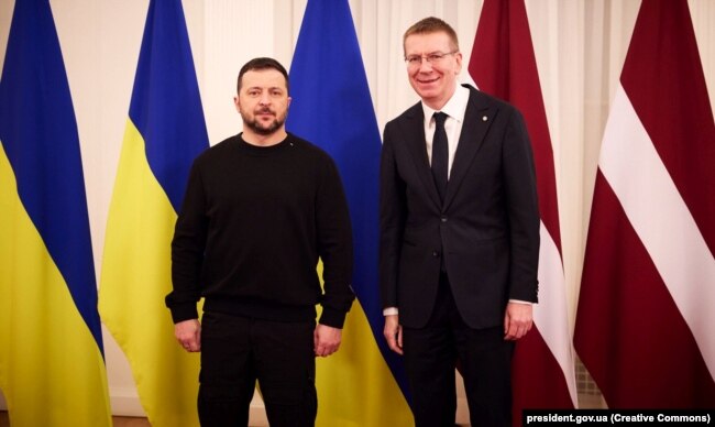 Ukraina prezidenti Vladimir Zelenskiy men Latviya prezidenti Edgar Rinkeviç. Riga, 11 qañtar 2024 jıl.