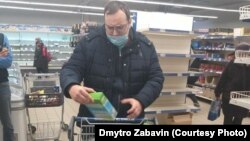 На фото Дмитрий Забавин в магазине в Мариуполе в первые дни блокады и российской оккупации, март 2022 года