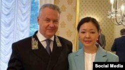 Saltanat Sakembajeva zajedno sa Aleksandrom Lukaševičem, stalnim predstavnikom Rusije pri OEBS-u, u ruskoj ambasadi u Beču u junu 2022. godine