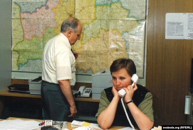 Дырэктар Беларускай службы Радыё Свабода Вячка Станкевіч і журналістка Алена Радкевіч. Прага, сярэдзіна 1990-х
