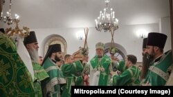 Mitropolitul Chișinăului și al Întregii Moldove Vladimir, la biserica cu hramul „Sfânta Treime cea de Viață Dătătoare” din Konkovo, Moscova