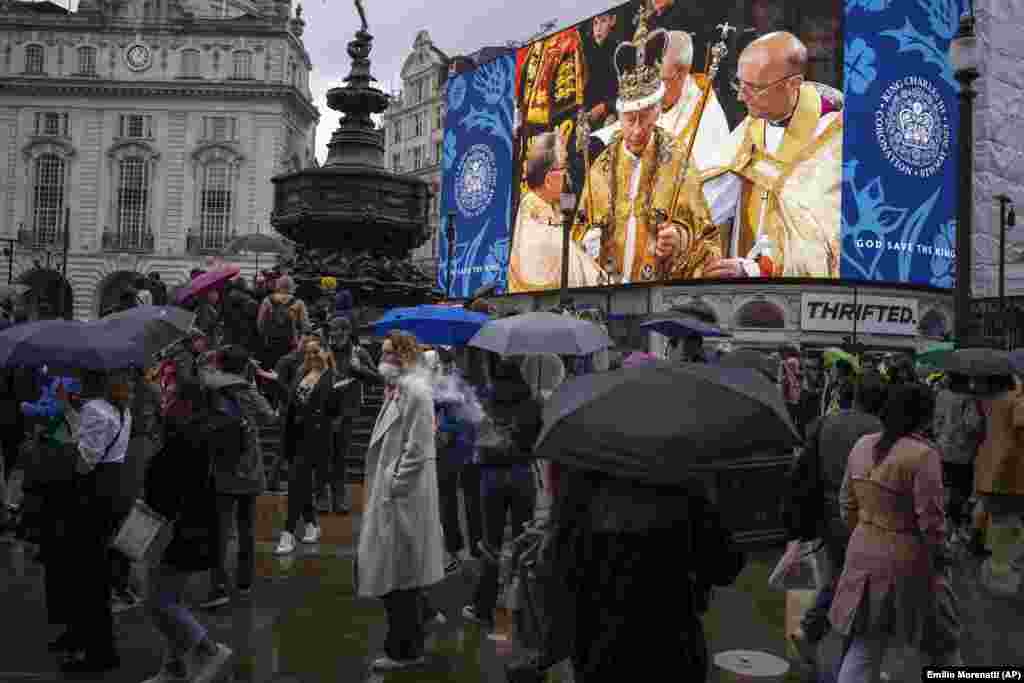 Na video bimovima širom zemlje moglo se pratiti krunisanje kralja Čarlsa i kraljice Kamile, poput Pikadili cirkusa u centralnom Londonu